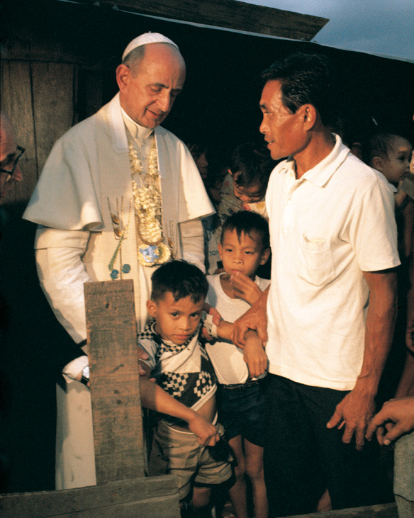 Tra gli abitanti del quartiere di Tondo, uno dei più poveri di Manila (29 novembre 1970)